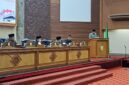 Foto : Sekretaris DPRD Kutai Barat, Rinatang Saat Membacakan Keputusan Pembentukan Pansus Daerah Otonomi Baru Benua Raya.