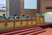 Foto : Sekretaris DPRD Kutai Barat, Rinatang Saat Membacakan Keputusan Pembentukan Pansus Daerah Otonomi Baru Benua Raya.