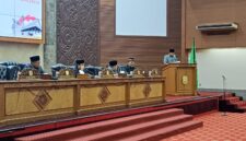 Foto : Sekretaris DPRD Kutai Barat, Rinatang Saat Membacakan Keputusan Pembentukan Pansus Daerah Otonomi Baru Benua Raya.