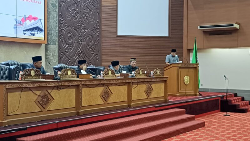 Foto : Sekretaris DPRD Kutai Barat, Rinatang Saat Membacakan Keputusan Pembentukan Pansus Daerah Otonomi Baru Benua Raya.