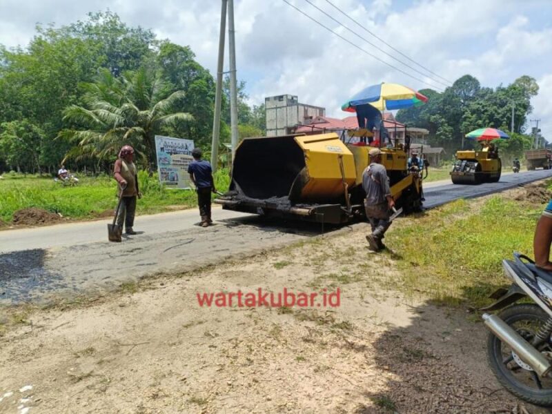 Foto : Proses pengaspalan jalan lintas Kampung Belempung Ulaq (Dok wartakubar.id).