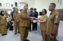 Foto : Sekda Kubar, Ayonius Saat Menyerahkan Bantuan Perangkat Internet Orbit dari PT Telkom Indonesia Kepada 28 Petinggi di daerah yang mengalami kesulitan akses internet.