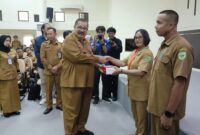 Foto : Sekda Kubar, Ayonius Saat Menyerahkan Bantuan Perangkat Internet Orbit dari PT Telkom Indonesia Kepada 28 Petinggi di daerah yang mengalami kesulitan akses internet.