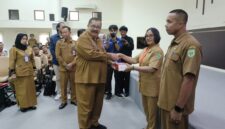 Foto : Sekda Kubar, Ayonius Saat Menyerahkan Bantuan Perangkat Internet Orbit dari PT Telkom Indonesia Kepada 28 Petinggi di daerah yang mengalami kesulitan akses internet.