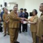 Foto : Sekda Kubar, Ayonius Saat Menyerahkan Bantuan Perangkat Internet Orbit dari PT Telkom Indonesia Kepada 28 Petinggi di daerah yang mengalami kesulitan akses internet.