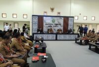 Foto : Sekretaris Kabupaten Kutai Barat, Ayonius Saat Menyampaikan Arahan kepada para Camat dan Petinggi Kampung.