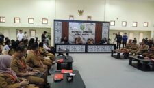 Foto : Sekretaris Kabupaten Kutai Barat, Ayonius Saat Menyampaikan Arahan kepada para Camat dan Petinggi Kampung.