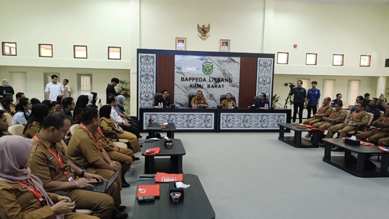 Foto : Sekretaris Kabupaten Kutai Barat, Ayonius Saat Menyampaikan Arahan kepada para Camat dan Petinggi Kampung.