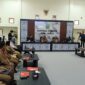 Foto : Sekretaris Kabupaten Kutai Barat, Ayonius Saat Menyampaikan Arahan kepada para Camat dan Petinggi Kampung.