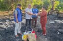 Foto : Anggota DPRD Kutai Barat, Nanang Aspian Nur Saat menyerahkan Bantuan kepada Warga Long Iram Kota yang mengalami Musibah Kebakaran.