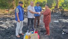 Foto : Anggota DPRD Kutai Barat, Nanang Aspian Nur Saat menyerahkan Bantuan kepada Warga Long Iram Kota yang mengalami Musibah Kebakaran.