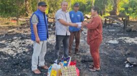 Foto : Anggota DPRD Kutai Barat, Nanang Aspian Nur Saat menyerahkan Bantuan kepada Warga Long Iram Kota yang mengalami Musibah Kebakaran.