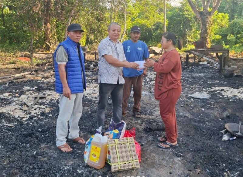 Foto : Anggota DPRD Kutai Barat, Nanang Aspian Nur Saat menyerahkan Bantuan kepada Warga Long Iram Kota yang mengalami Musibah Kebakaran.