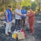 Foto : Anggota DPRD Kutai Barat, Nanang Aspian Nur Saat menyerahkan Bantuan kepada Warga Long Iram Kota yang mengalami Musibah Kebakaran.