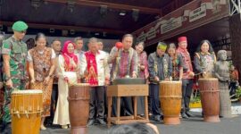 Foto : Bupati Kutai Barat Frederick Edwin Secara Resmi Membuka Festival Dahau 2025 Dalam Rangka Peringatan HUT ke-26 Kabupaten Kutai Barat.