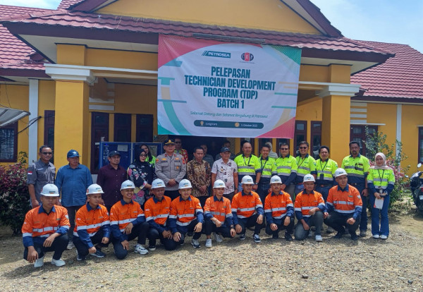 Foto : Wabup Kubar H Nanang Adriani Bersama Manajemen PT Petrosea dan 10 Peserta yang dilepas mengikuti TDP di Jakarta, Minggu (5/10/2025).