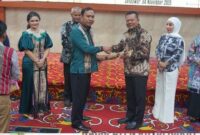 Foto : Bupati Kutai Barat, Frederick Edwin Saat Menyambut Hangat Kunjungan Pangdam IV Mulawarman dan Kapolda Kaltim Sebagai Tamu Kehormatan Menghadiri Puncak Festival Dahau 2025 HUT KE-26 Kutai Barat.