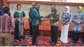 Foto : Bupati Kutai Barat, Frederick Edwin Saat Menyambut Hangat Kunjungan Pangdam IV Mulawarman dan Kapolda Kaltim Sebagai Tamu Kehormatan Menghadiri Puncak Festival Dahau 2025 HUT KE-26 Kutai Barat.