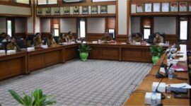 Foto Wakil Bupati Kutai Barat, H Nanang Adriani Saat Memimpin Rapat Pembahasan Rancangan Perbup Siltap dan Tunjangan Aparat Kampung.