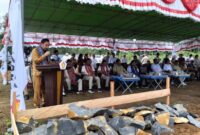 Foto : Bupati Kutai Barat, Frederick Edwin Saat Menyampaikan Sambutan di Acara Peletakan Batu Pertama Pembangunan Kantor DPC Gerindra di Kampung Balok Asa.