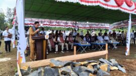 Foto : Bupati Kutai Barat, Frederick Edwin Saat Menyampaikan Sambutan di Acara Peletakan Batu Pertama Pembangunan Kantor DPC Gerindra di Kampung Balok Asa.