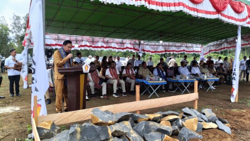 Foto : Bupati Kutai Barat, Frederick Edwin Saat Menyampaikan Sambutan di Acara Peletakan Batu Pertama Pembangunan Kantor DPC Gerindra di Kampung Balok Asa.