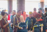 foto : Bupati Kutai Barat, Frederick Edwin Saat Meninjau Sentra UMKM di Taman Budaya Sendawar (TBS).