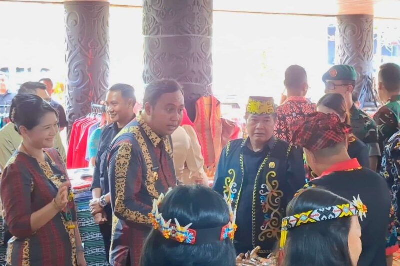 foto : Bupati Kutai Barat, Frederick Edwin Saat Meninjau Sentra UMKM di Taman Budaya Sendawar (TBS).