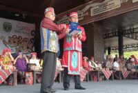Foto : Bupati Kabupaten Kutai Barat, Frederick Edwin Menyerahkan Penghargaan Kepada Ismail Thomas yang dinilai Sebagai Salah Satu Pendiri Kabupaten Kutai Barat.