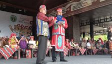 Foto : Bupati Kabupaten Kutai Barat, Frederick Edwin Menyerahkan Penghargaan Kepada Ismail Thomas yang dinilai Sebagai Salah Satu Pendiri Kabupaten Kutai Barat.