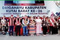 Foto Bersama Saat Bupati Kutai Barat, Frederick Edwin dan Ketua TP PKK Dianugerahi Monaq Ringeng Kehormatan.