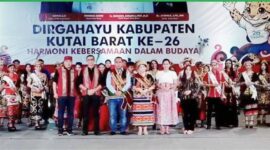 Foto Bersama Saat Bupati Kutai Barat, Frederick Edwin dan Ketua TP PKK Dianugerahi Monaq Ringeng Kehormatan.