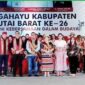 Foto Bersama Saat Bupati Kutai Barat, Frederick Edwin dan Ketua TP PKK Dianugerahi Monaq Ringeng Kehormatan.