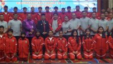 Foto Bersama Wakil Bupati Kutai Barat, H Nanang Adriani Saat Melepas Kontingen POPDA Kubar Berlaga ke Penajam Paser Utara (PPU).