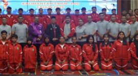 Foto Bersama Wakil Bupati Kutai Barat, H Nanang Adriani Saat Melepas Kontingen POPDA Kubar Berlaga ke Penajam Paser Utara (PPU).