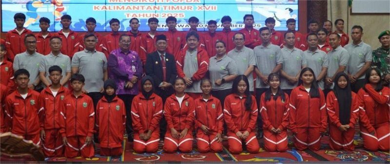 Foto Bersama Wakil Bupati Kutai Barat, H Nanang Adriani Saat Melepas Kontingen POPDA Kubar Berlaga ke Penajam Paser Utara (PPU).