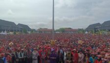 Foto : Puluhan Ribu Peserta Pada Puncak Dahau 2025 Dalam Rangka Peringatan HUT ke-26 Kabupaten Kutai Barat Pecahkan Rekor Muri.