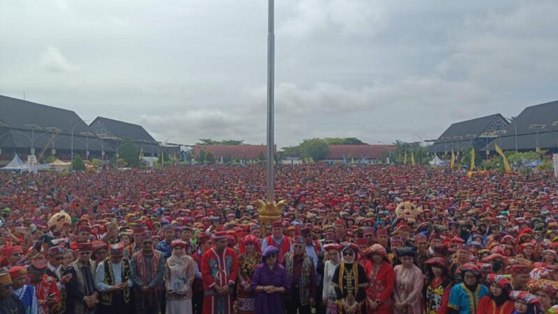 Foto : Puluhan Ribu Peserta Pada Puncak Dahau 2025 Dalam Rangka Peringatan HUT ke-26 Kabupaten Kutai Barat Pecahkan Rekor Muri.