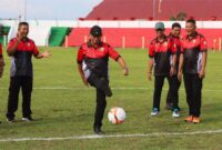 Foto : Wakil Bupati Kutai Barat, H Nanang Adriani Saat Melakukan Kick Off Dimulainya Turnamen Piala Bupati 2025.
