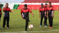 Foto : Wakil Bupati Kutai Barat, H Nanang Adriani Saat Melakukan Kick Off Dimulainya Turnamen Piala Bupati 2025.
