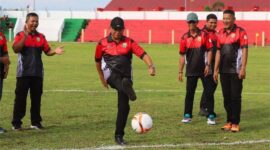 Foto : Wakil Bupati Kutai Barat, H Nanang Adriani Saat Melakukan Kick Off Dimulainya Turnamen Piala Bupati 2025.
