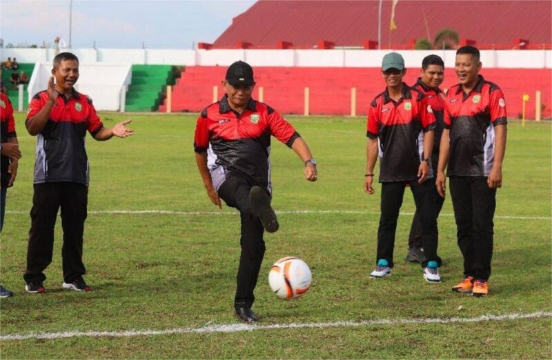 Foto : Wakil Bupati Kutai Barat, H Nanang Adriani Saat Melakukan Kick Off Dimulainya Turnamen Piala Bupati 2025.