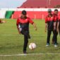 Foto : Wakil Bupati Kutai Barat, H Nanang Adriani Saat Melakukan Kick Off Dimulainya Turnamen Piala Bupati 2025.