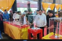 Foto : Bupati Kutai Barat, Frederick Edwin Saat Membuka Secara Resmi Pameran Pusaka Tosan Aji Dalam Rangkaian Festival Dahau 2025.