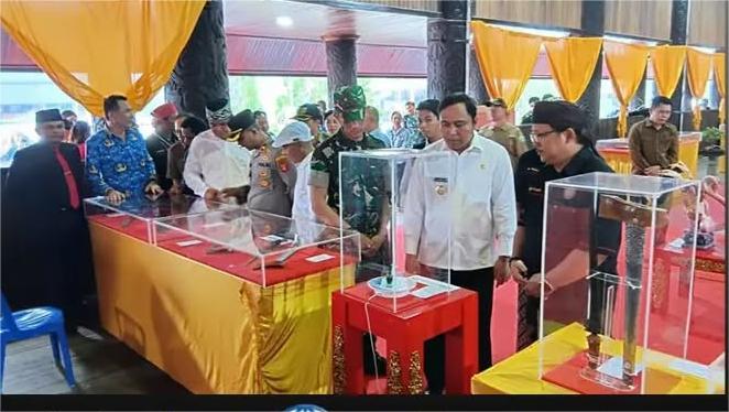 Foto : Bupati Kutai Barat, Frederick Edwin Saat Membuka Secara Resmi Pameran Pusaka Tosan Aji Dalam Rangkaian Festival Dahau 2025.