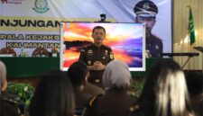 Foto : Kajati Kaltim, Assoc Prof. Dr. Supardi, S.H.,M.H, Menyampaikan Arahan kepada Jajaran Kejari Kubar Saat Kunker ke Kejari Kutai Barat. (Ist).