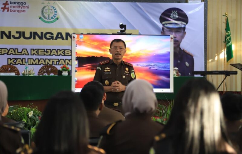 Foto : Kajati Kaltim, Assoc Prof. Dr. Supardi, S.H.,M.H, Menyampaikan Arahan kepada Jajaran Kejari Kubar Saat Kunker ke Kejari Kutai Barat. (Ist).