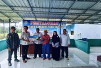 Caption Foto : Petinggi Kampung Belempung Ulaq Makar, Staf Kasi PMP Kecamatan Barong Tongkok Luncir, Pendamping Desa Belempung Ulaq Saat Menyalurkan BLT-DD Tahap I 2026.