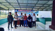 Caption Foto : Petinggi Kampung Belempung Ulaq Makar, Staf Kasi PMP Kecamatan Barong Tongkok Luncir, Pendamping Desa Belempung Ulaq Saat Menyalurkan BLT-DD Tahap I 2026.