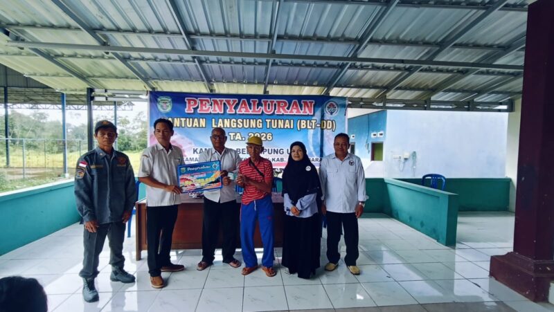 Caption Foto : Petinggi Kampung Belempung Ulaq Makar, Staf Kasi PMP Kecamatan Barong Tongkok Luncir, Pendamping Desa Belempung Ulaq Saat Menyalurkan BLT-DD Tahap I 2026.
